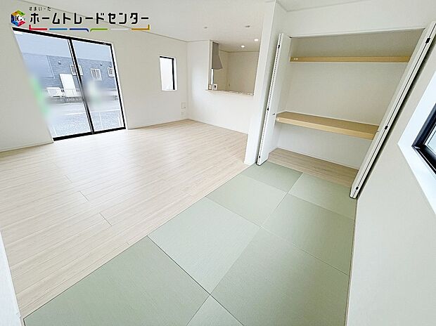 【畳コーナー】LDKからフラットに繋がる扉のない畳コーナーがありますので、ゴロンと横になれたり、お子様が遊ぶスペースにしたり、洗濯物を畳んだりと活用方法はたくさんあります。