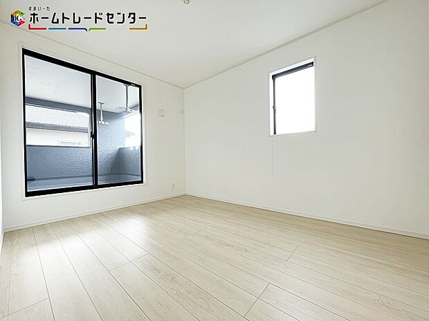 【リビング以外の居室】ベルコニーに面しているお部屋なので、お陽さまの光を、さわやかな風をたっぷりとりこめます。室内はいつも明るい印象なので気持ちの良い朝を迎えられます。スッキリ起きる朝は一日の生活も明るくなりそうですね！