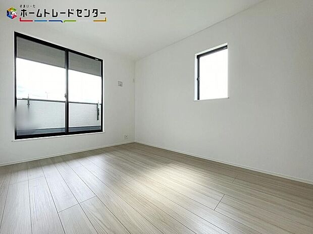 【リビング以外の居室】１号棟◆穏やかな光が差し込む室内には、穏やかな時間が流れます。休日には、落ち着いた空間で自分の趣味を楽しむのはいかがですか。心がほどけるようなひとときを過ごせます！