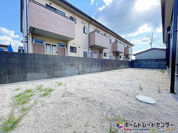 【庭】陽光たっぷり降りそそぐ南庭を備えた理想のお住まいです。お子様の遊び場や趣味のガーデニングなど、ライフスタイルに合わせていろいろとお楽しみ頂けそうです。