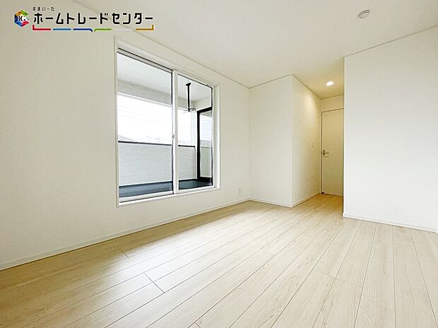【リビング以外の居室】ベルコニーに面しているお部屋!お陽さまの光を、さわやかな風をたっぷりとりこめます。室内はいつも明るい印象なので気持ちの良い朝を迎えられます。スッキリ起きる朝は一日の生活も明るくなりそうですね!