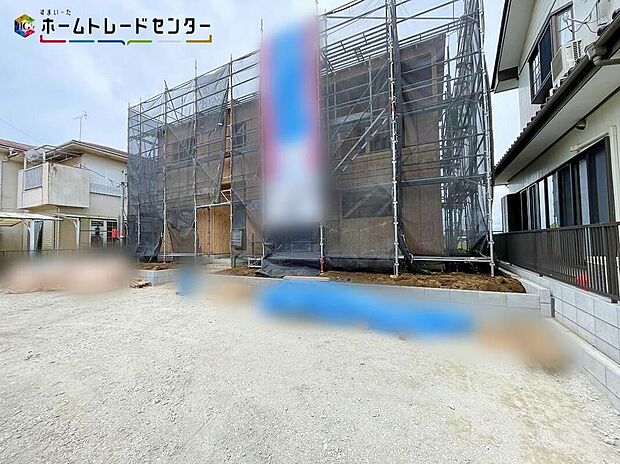 【現地外観写真】1号棟交通量が少ない住宅街なので、雨の日でも車の走行音も気になりません。平日・お仕事帰りなど、いつでもご案内致します!お気軽にお問い合わせ下さい♪お持ちしております!