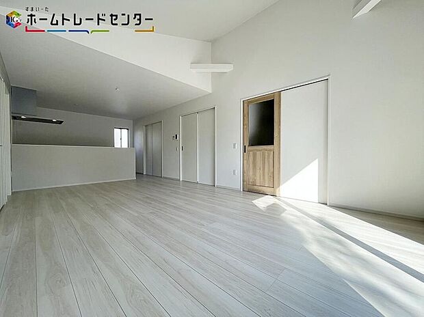 【リビング】4号棟:自然光がたっぷり室内に降り注ぎ、広々とした開放感あふれる居心地の良いリビングです。ゆったり寛げる充分な広さがございますので、ご家族でインテリアのレイアウトを考えるのも楽しみになりそうです。