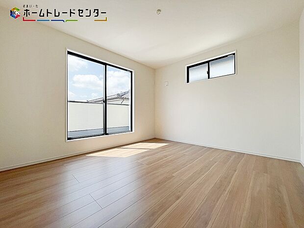 【リビング以外の居室】１号棟：大きな窓から光が差し込む室内！日の光で照らされた明るいお部屋は、趣味の時間を過ごす時も、家族や友達と一緒に過ごす時も、いつでも居心地のいいリラックスできる空間をお届けします！