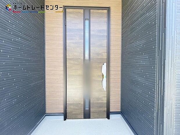 【玄関】玄関ポーチには屋根がついているので雨でも玄関前で濡れずにお出かけ準備が出来ます。セキュリティを高められるTVモニター付きインターフォンが標準装備です！