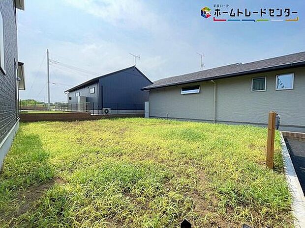 【庭】陽光たっぷり降りそそぐ南庭を備えた理想のお住まいです。お子様の遊び場や趣味のガーデニング、ワンちゃんも飼えますね♪お休みの日はBBQはいかがですか!ライフスタイルに合わせて、お楽しみ頂けそうですね!