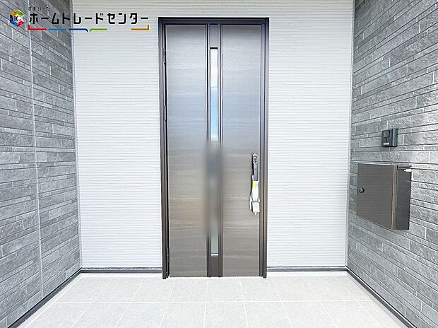 【玄関】 ３号棟
玄関ポーチには屋根がついているので雨でも玄関前で濡れずにお出かけ準備が出来ます。セキュリティを高められるTVモニター付きインターフォンが標準装備です！