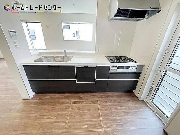 【2号棟キッチン】ママの目線でデザインされた住まいは、水回りの導線や豊富な収納など魅力がたくさん。洗濯物を洗っているうちにご飯の下ごしらえなどの「ながら家事」がしやすいレイアウト♪