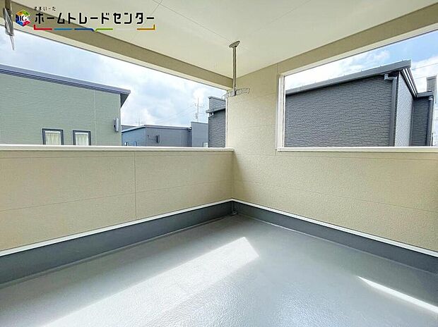 【バルコニー】家族分の洗濯物やお布団が一気に干せます！重労働ですし、お天気にも左右される家事ですが快適でスムーズに行えるよう、動きやすい広さを確保しております！室内空間と外空間の中間のような雰囲気が得られます！
