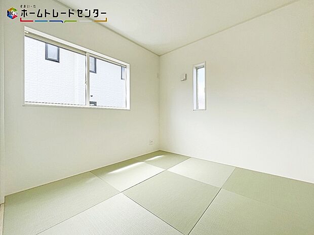 【リビング以外の居室】3号棟・リビング隣接のお部屋は、家事の休憩スペースやお子様のお昼寝スペースとしても活躍します♪もちろんお客様の宿泊用にも☆収納もあるので安心♪急な来客でも一旦、荷物を隣のお部屋に移動！慌てませんね！