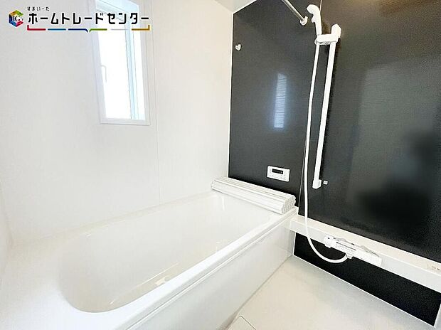【浴室】１号棟・浴室乾燥機付きのバスルームとなっております♪落ち着いた雰囲気のゆったり寛げるバスルーム。毎日のバスタイムが楽しみになりそうです。窓があることで、換気環境も良好。掃除もスムーズに出来ます。