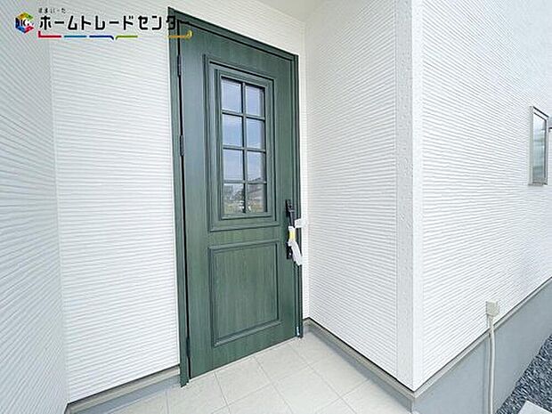 【玄関】玄関ポーチには屋根がついているので雨でも玄関前で濡れずにお出かけ準備が出来ます。セキュリティを高められるTVモニター付きインターホンが標準装備です！