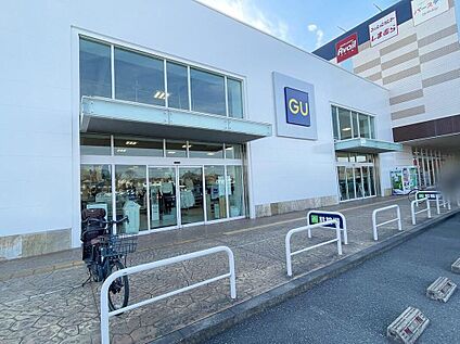 ジーユーアクロスモール守谷店 340ｍ(徒歩5分)