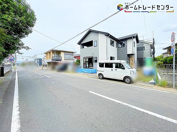 【前面道路含む現地写真】1号棟
○嬉しい設備仕様
システムキッチン、浴室乾燥機、ウォークインクローゼット、床下収納、TVモニター付インターホン、24時間換気システム、シューズインクローク、駐車場3台(車種による)!