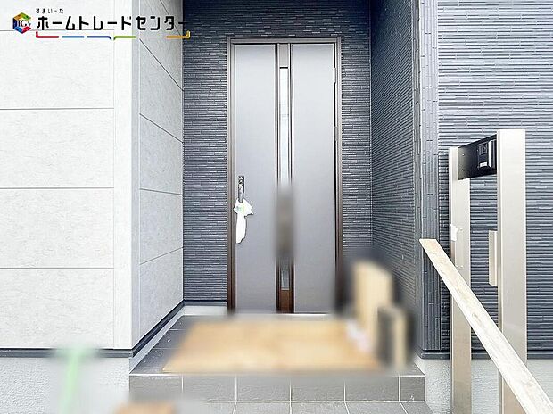 【玄関】１号棟
玄関ポーチには屋根がついているので雨でも玄関前で濡れずにお出かけ準備が出来ます。セキュリティを高められるTVモニター付きインターフォンが標準装備です！
