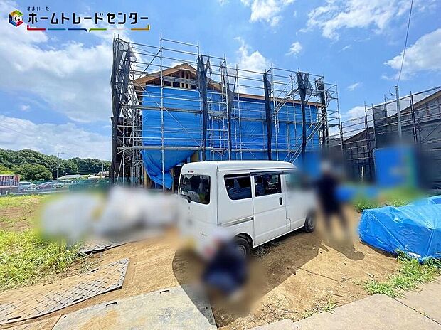 【現地外観写真】2号棟リビングも各部屋もバルコニーも、大きな窓から開放的な空間に陽の光がたっぷり降り注ぐ、見て明るく!家族も明るく!おうちに帰るのが楽しくなるようなお住まいです!