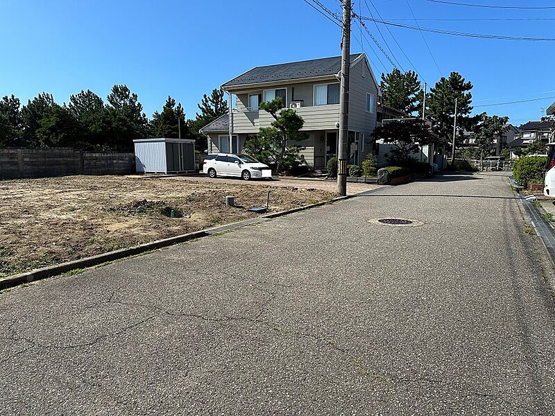 【現地写真】前面道路幅は約6ｍございます！車がすれ違えるほどの幅があるので、運転に自信のない方でも安心して駐車できるスペース。さらにお向かいさんとの距離も確保されているので圧迫感が少ないです！