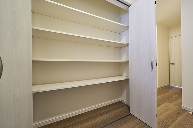 【物入】2階ホールには家族で共有できる可動棚タイプの物入を完備。子どもの学用品や日用品の収納にもピッタリで片付けがしやすい便利な空間◎