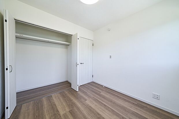 【洋室】洋室は2階に2つご用意！ライフスタイルに合わせて、お子様のお部屋やご主人様の書斎などとしてご活用できます。収納力も抜群なのでお部屋をスッキリ保つことができます。