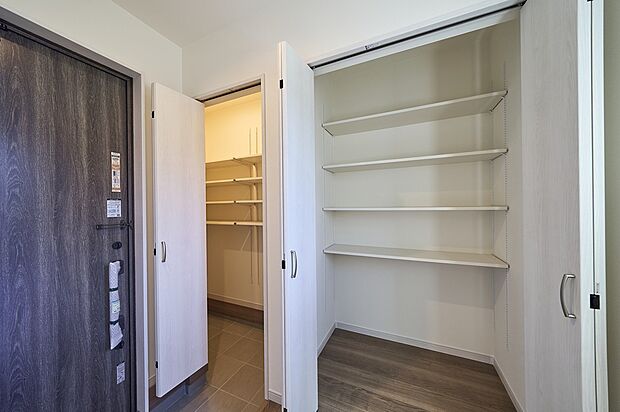 【シューズクローゼット】玄関にはシューズクローゼットを完備！可動棚タイプで棚の高さを自由に変更し、靴の大きさにとらわれず収納可能◎さらに除雪用具やベビーカーなどもスッキリ！