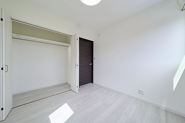 【居室収納】寝室と洋室内にはハンバーパイプ付きのクローゼットを完備！洋服から季節家電を収納して常にスッキリしたお部屋に♪