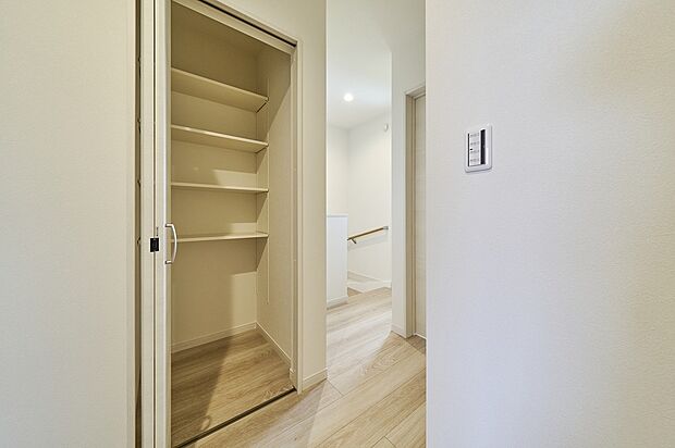 【2階ホール物入】2階ホール物入は、2階で使用するものは2階で効率よく収納できるの為とても便利です◎