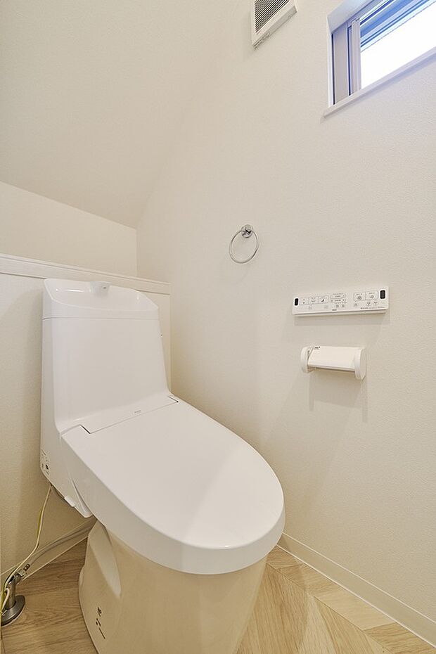 【トイレ】トイレは1階と2階で合計2箇所についております。朝の混雑する時間帯も急な来客時、さらには家族間のライフスタイルの違いにも対応でき、安心です。