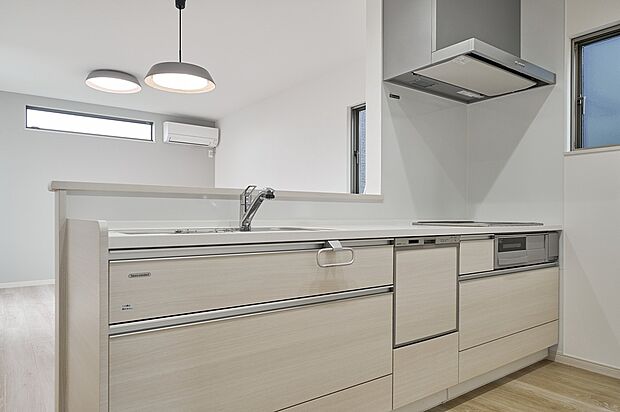 【キッチン】対面式キッチンは、家事をしながらリビングにいる家族の様子を見守れる人気のスタイル。自然と会話が生まれ、毎日のコミュニケーションがもっと楽しくなります！