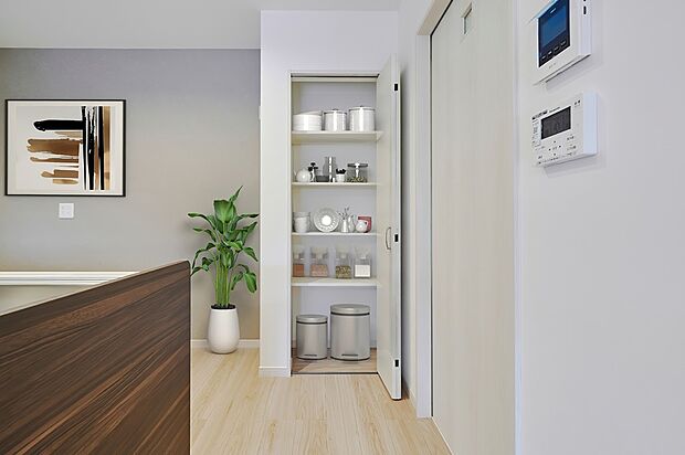 【キッチン物入】【施工例】キッチン横の物入には、調理器具や掃除用品などをまとめて収納可能。手が届きやすい位置にあるから、家事の流れもスムーズに。使いやすさにこだわった、うれしい工夫です。※家具の配置はイメージです。