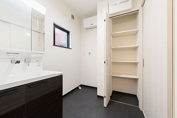 【洗面脱衣室物入】【施工例】洗面脱衣室内には可動棚式の物入を設けております。バスタオルや洗濯用洗剤などをその場で保管でき、室内干しにも十分なスペースを確保した、使い勝手の良い空間です◎