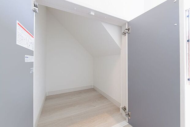 【階段下物入】【施工例】階段下を活かした収納スペースは、日用品のストック置き場にぴったり。扉付きで生活感を隠せるのがポイント◎使いたいときにサッと取り出せる、便利な位置の収納です！