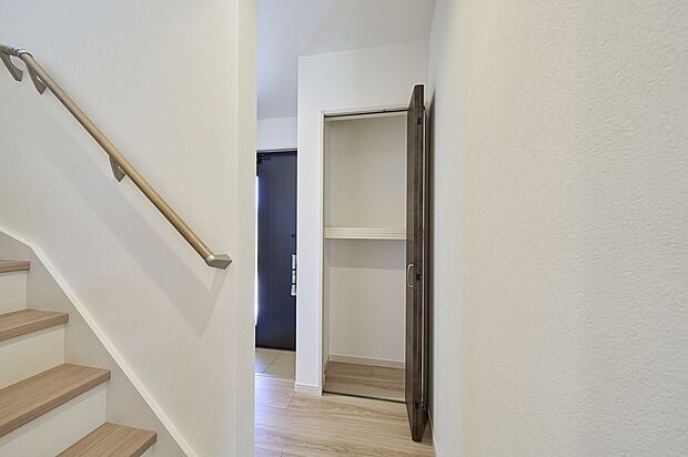 【玄関収納】【施工例】玄関収納は可動棚付きで使い勝手が良く、掃除用具や日用品をまとめて収納できるため、玄関をすっきり保てます。