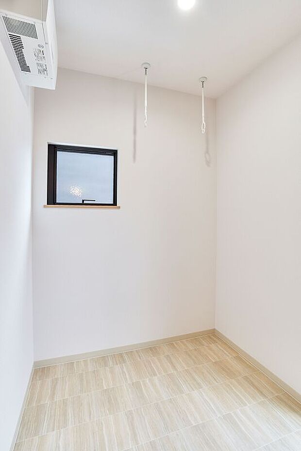 【サンルーム】【施工例】室内干しができるサンルーム。天候を気にせず洗濯物を干せるので、共働きのご家庭にも便利。窓から光が入る明るい空間で、洗濯家事を快適にサポートします。