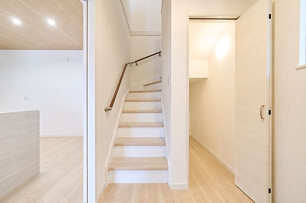 【階段下収納】【施工例】階段下のスペースを有効活用した収納◎掃除用品や日用品、季節物などをまとめてしまえるので、お部屋をすっきり保ちやすく、限られた空間をムダなく活用できます。