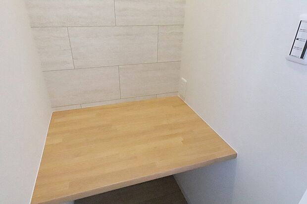 【カウンター】【施工例】キッチン近くには、家電やコーヒーメーカーを置いたり、ちょっとした作業スペースとして使える便利なカウンターを設置。朝食の準備や配膳、軽食コーナーなど、暮らしに合わせて幅広く活用できます◎