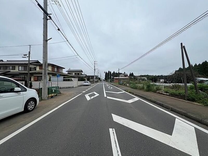 ゆとりある道路幅ですので、車の出し入れも安心ですね！