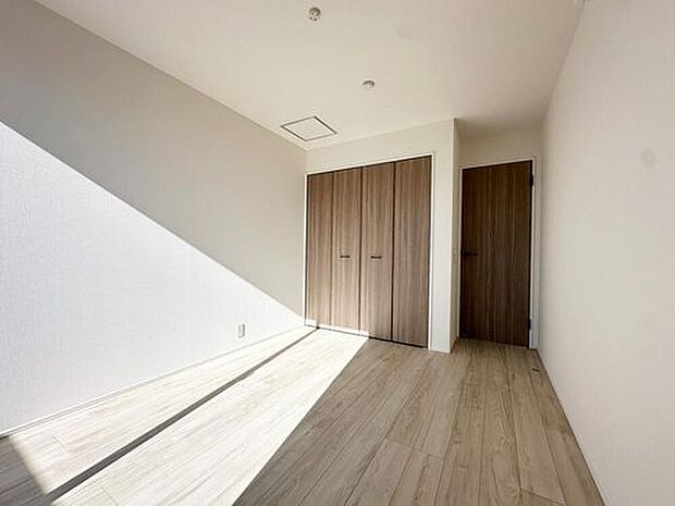 充分な広さの収納を備え、採光良好な洋室は、快適空間。プライベートの時間もゆったりお寛ぎ頂けそうです。