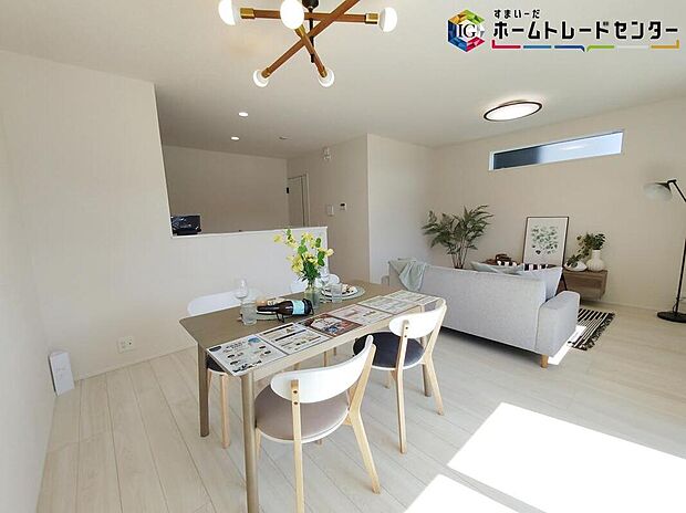 ≪Living room≫
広々とした開放感あふれるリビングです。ゆったり寛げる充分な広さがございますので、ご家族でインテリアのレイアウトを考えるのも楽しみになりそうです。
※家具はCGでございます。