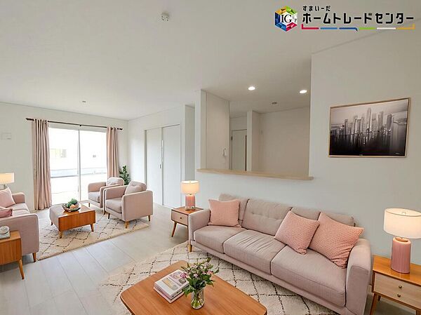≪Living room≫
ママの目線でデザインされた住まいは、水回りの導線や豊富な収納など魅力がたくさん。住み心地の良さをぜひご体感下さい！            
※家具はCGでございます。