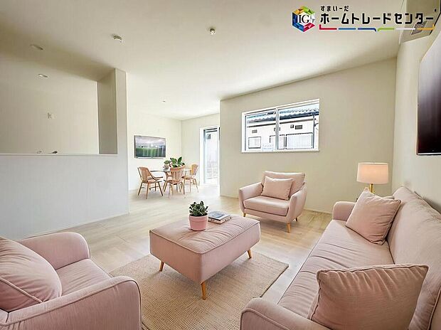 ≪Living room≫
大きな窓のあるリビングは、陽光あふれる明るい空間です。居心地良く、ご家族皆がゆったり寛げる憩いの空間となりそうです。※家具はCGでございます