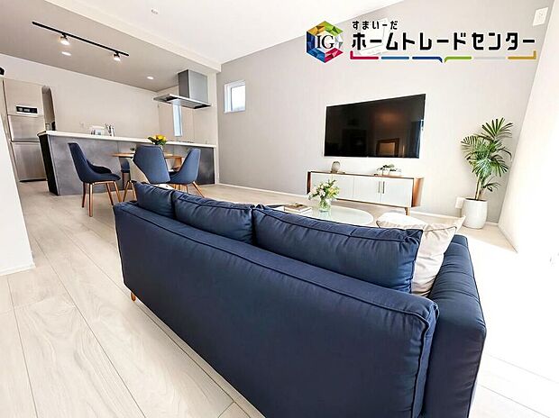 ≪Living room≫広々とした開放感あふれるリビングです。ゆったり寛げる充分な広さがございますので、ご家族でインテリアのレイアウトを考えるのも楽しみになりそうです。※家具はCGでございます。