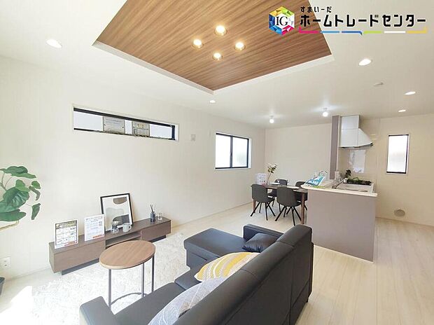 ≪Living room≫
広々とした開放感あふれるリビングです。ゆったり寛げる充分な広さがございますので、ご家族でインテリアのレイアウトを考えるのも楽しみになりそうです。