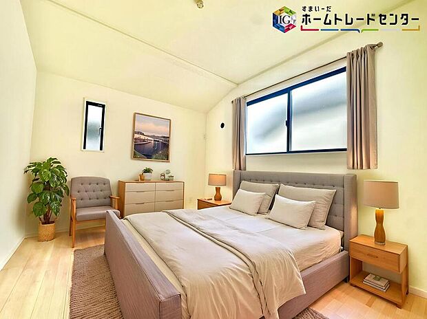 ≪Room≫
採光良好な明るい室内。木の温もりがやさしいフローリングは安らぎをもたらすプライベート空間。        
※家具はCGでございます。