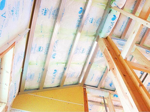 断熱等級は等級“5”を全棟で所得。部屋によっての温度差、床と天井部の温度差が小さくなるため、家の中のどこでも快適に過ごせます。さらに、外気の影響を受けにくくなるため、空調効率が高まり冷暖房費を抑えます