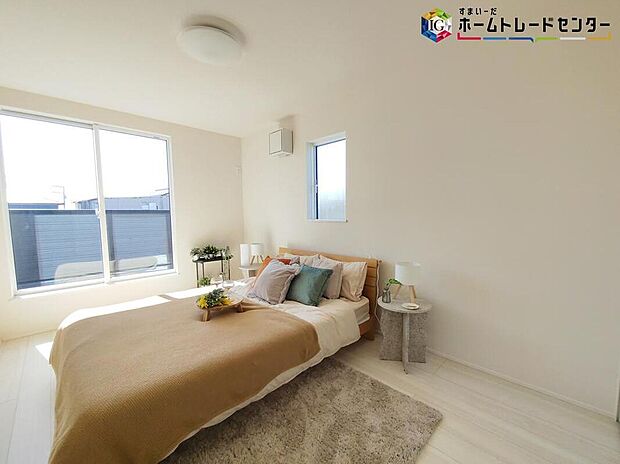 ≪Room≫
お陽さまの光をさわやかな風をたっぷりとりこめます。室内はいつも明るい印象なので気持ちの良い朝を迎えられます。毎日の生活も明るくなりそうです。