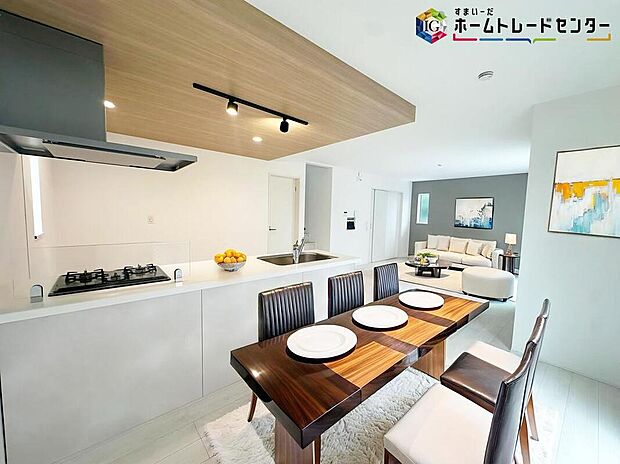 ≪Living room≫
ママの目線でデザインされた住まいは、水回りの導線や豊富な収納など魅力がたくさん。住み心地の良さをぜひご体感下さい!
※家具はCGでございます。