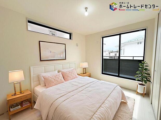 ≪Room≫
採光良好な明るい室内。木の温もりがやさしいフローリングは安らぎをもたらすプライベート空間。
※家具はCGでございます。