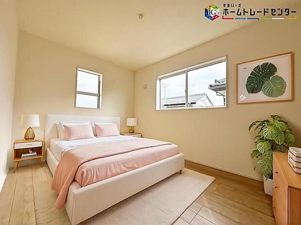 ≪Room≫
採光良好な明るい室内。木の温もりがやさしいフローリングは安らぎをもたらすプライベート空間。
※家具はCGでございます。