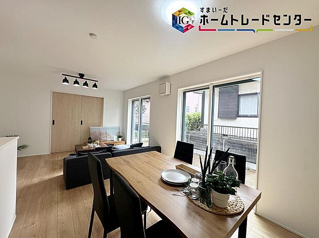 ≪Living room≫
ホームパーティに招きたくなる自慢の広々LDK.伸びやかな子育てや、にぎやかなふれあいの日々を存分に楽しんでください。