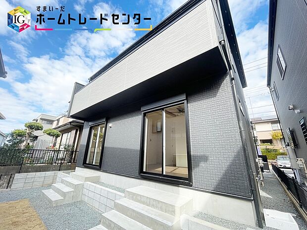 【現地外観写真】◆目の届きやすい場所に駐車場があるので安心感があります。また、荷物をたくさん持った状態でも車を降りてすぐ建物内に入ることができ、子どもを持つファミリー世帯にもおすすめです。